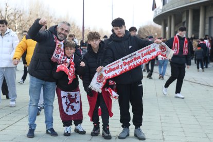 La afición gijonesa llega al Reino para el Cultural-Sporting de Gijón.