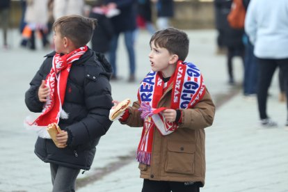 La afición gijonesa llega al Reino para el Cultural-Sporting de Gijón.