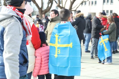 La afición gijonesa llega al Reino para el Cultural-Sporting de Gijón.