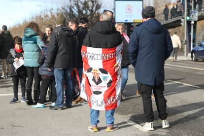La afición gijonesa llega al Reino para el Cultural-Sporting de Gijón.