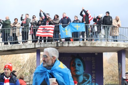La afición gijonesa llega al Reino para el Cultural-Sporting de Gijón.