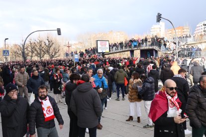 La afición gijonesa llega al Reino para el Cultural-Sporting de Gijón.