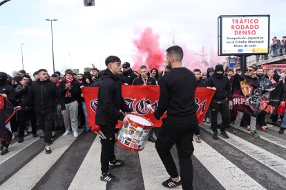 La afición gijonesa llega al Reino para el Cultural-Sporting de Gijón.