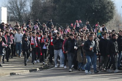 La afición gijonesa llega al Reino para el Cultural-Sporting de Gijón.