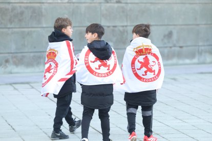 La afición gijonesa llega al Reino para el Cultural-Sporting de Gijón.