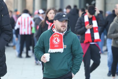La afición gijonesa llega al Reino para el Cultural-Sporting de Gijón.