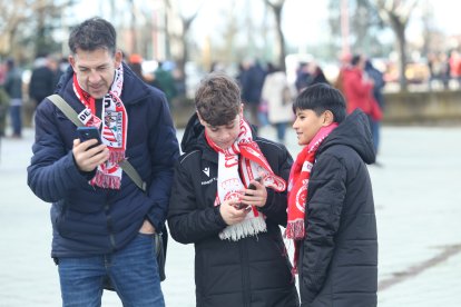 La afición gijonesa llega al Reino para el Cultural-Sporting de Gijón.