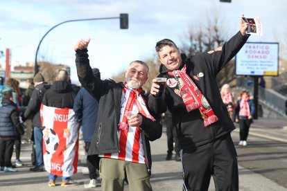 La afición gijonesa llega al Reino para el Cultural-Sporting de Gijón.