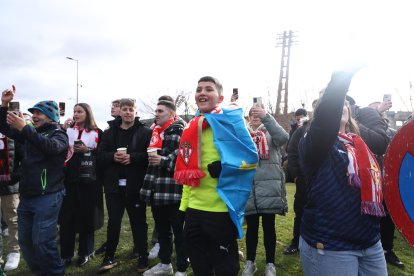 La afición gijonesa llega al Reino para el Cultural-Sporting de Gijón.