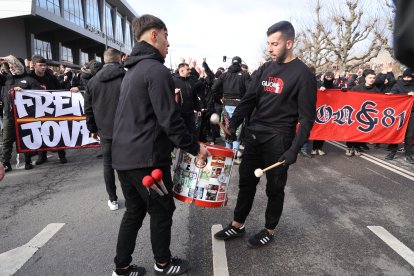 La afición gijonesa llega al Reino para el Cultural-Sporting de Gijón.