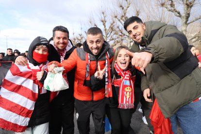 La afición gijonesa llega al Reino para el Cultural-Sporting de Gijón.