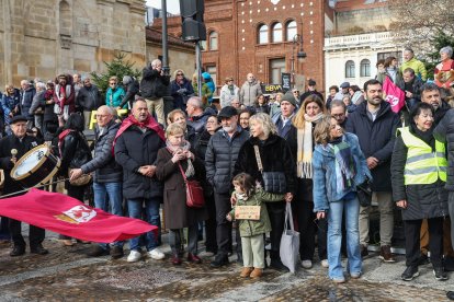 La manifestación recorre la traza de Feve entre la Asunción y la estación de Matallana en León.