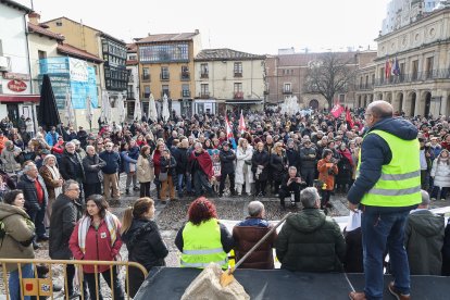 La manifestación recorre la traza de Feve entre la Asunción y la estación de Matallana en León.