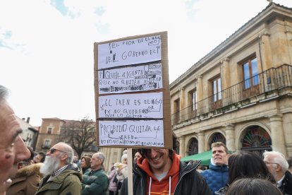 La manifestación recorre la traza de Feve entre la Asunción y la estación de Matallana en León.