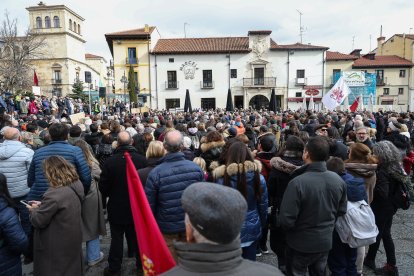 La manifestación recorre la traza de Feve entre la Asunción y la estación de Matallana en León.