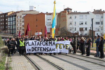 La manifestación recorre la traza de Feve entre la Asunción y la estación de Matallana en León.