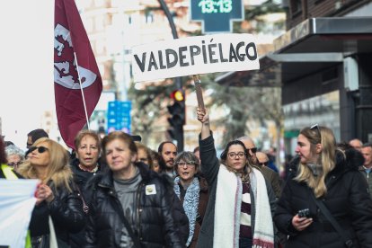 La manifestación recorre la traza de Feve entre la Asunción y la estación de Matallana en León.