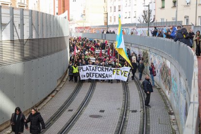 La manifestación recorre la traza de Feve entre la Asunción y la estación de Matallana en León.