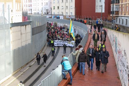 La manifestación recorre la traza de Feve entre la Asunción y la estación de Matallana en León.