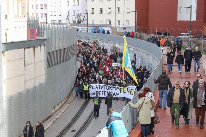 La manifestación recorre la traza de Feve entre la Asunción y la estación de Matallana en León.
