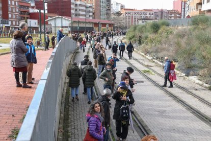 La manifestación recorre la traza de Feve entre la Asunción y la estación de Matallana en León.