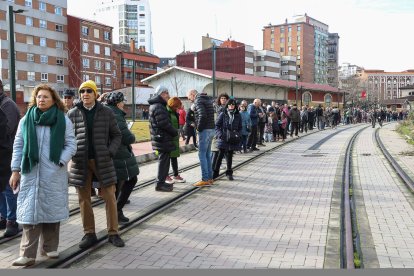 La manifestación recorre la traza de Feve entre la Asunción y la estación de Matallana en León.