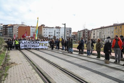 La manifestación recorre la traza de Feve entre la Asunción y la estación de Matallana en León.