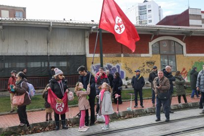 La manifestación recorre la traza de Feve entre la Asunción y la estación de Matallana en León.