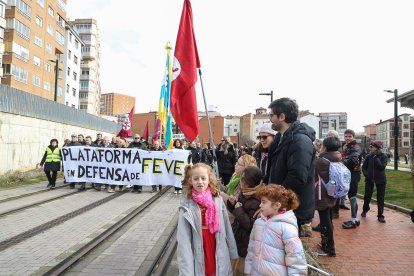 La manifestación recorre la traza de Feve entre la Asunción y la estación de Matallana en León.