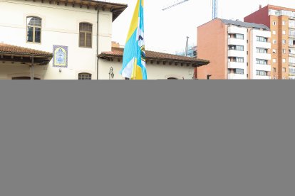 La manifestación recorre la traza de Feve entre la Asunción y la estación de Matallana en León.