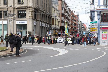 La manifestación recorre la traza de Feve entre la Asunción y la estación de Matallana en León.