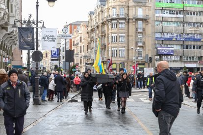 La manifestación recorre la traza de Feve entre la Asunción y la estación de Matallana en León.
