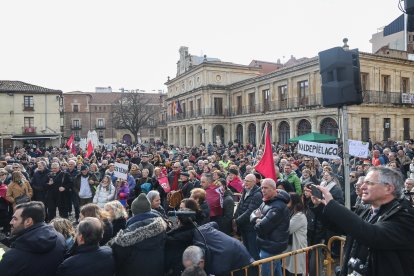 La manifestación recorre la traza de Feve entre la Asunción y la estación de Matallana en León.