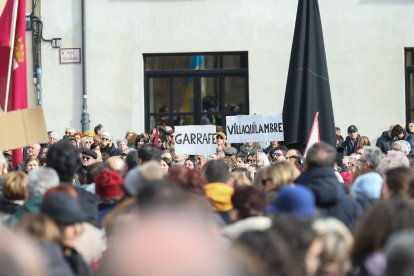 La manifestación recorre la traza de Feve entre la Asunción y la estación de Matallana en León.