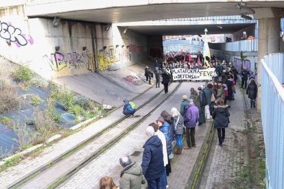 La manifestación recorre la traza de Feve entre la Asunción y la estación de Matallana en León.