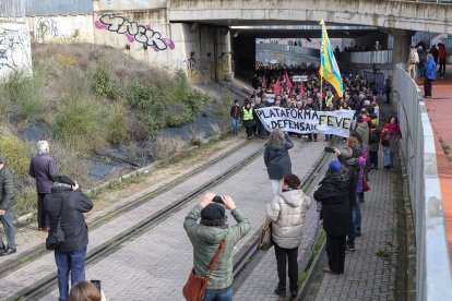 La manifestación recorre la traza de Feve entre la Asunción y la estación de Matallana en León.