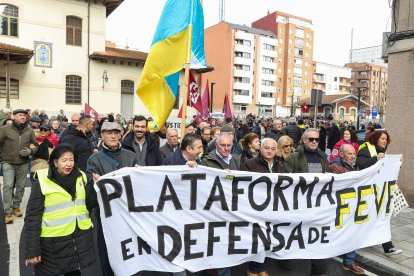 La manifestación recorre la traza de Feve entre la Asunción y la estación de Matallana en León.