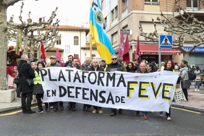 La manifestación recorre la traza de Feve entre la Asunción y la estación de Matallana en León.