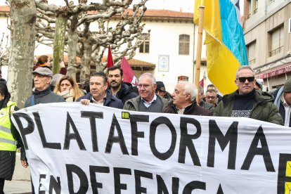 La manifestación recorre la traza de Feve entre la Asunción y la estación de Matallana en León.