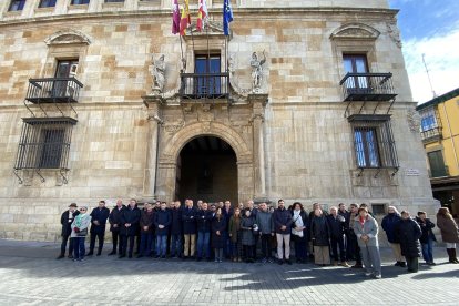 Minuto de silencio en la Diputación de León por el descarrilamiento en Adamuz (Córdoba).