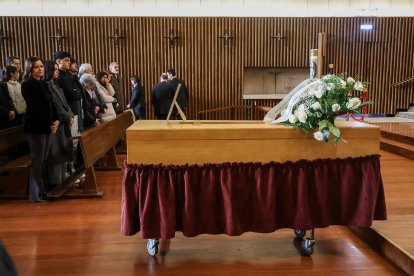 Ana Carlota Amigo, Érika y Urbano, sus padres, Gloria y Urbano, y sus hermanos, Patricia y Miguel Ángel, con otros familiares.