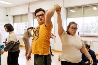 Un momento de la demostración de baile para el reportaje en Down León Amidown.