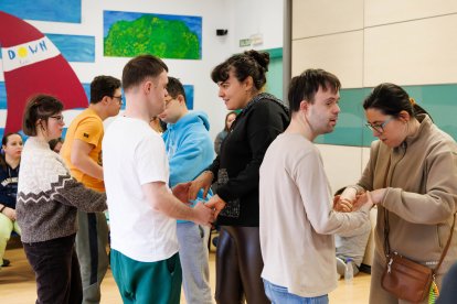 Un momento de la demostración de baile para el reportaje en Down León Amidown.