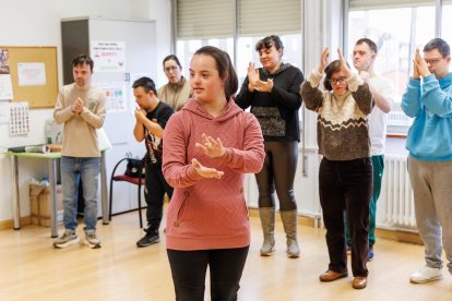 Un momento de la demostración de baile para el reportaje en Down León Amidown.