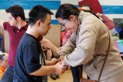 Un momento de la demostración de baile para el reportaje en Down León Amidown.