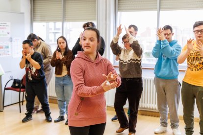 Un momento de la demostración de baile para el reportaje en Down León Amidown.