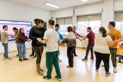 Un momento de la demostración de baile para el reportaje en Down León Amidown.