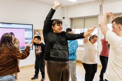 Un momento de la demostración de baile para el reportaje en Down León Amidown.