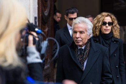 ROME (Italy), 21/01/2026.- A handout photo from the Valentino Foundation Press Office shows Giancarlo Giammetti arriving at the chapel of rest of designer Valentino Garavani at the PM23 exhibition site in Piazza Mignanelli, Rome, Italy, 21 January 2026. (Italia, Roma) EFE/EPA/VALENTINO FOUNDATION PRESS OFFICE/ HANDOUT HANDOUT EDITORIAL USE ONLY/NO SALES