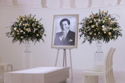 ROME (Italy), 21/01/2026.- A handout photo from the Valentino Foundation Press Office shows Giancarlo Giammetti arriving at the chapel of rest of designer Valentino Garavani at the PM23 exhibition site in Piazza Mignanelli, Rome, Italy, 21 January 2026. (Italia, Roma) EFE/EPA/VALENTINO FOUNDATION PRESS OFFICE/ HANDOUT HANDOUT EDITORIAL USE ONLY/NO SALES